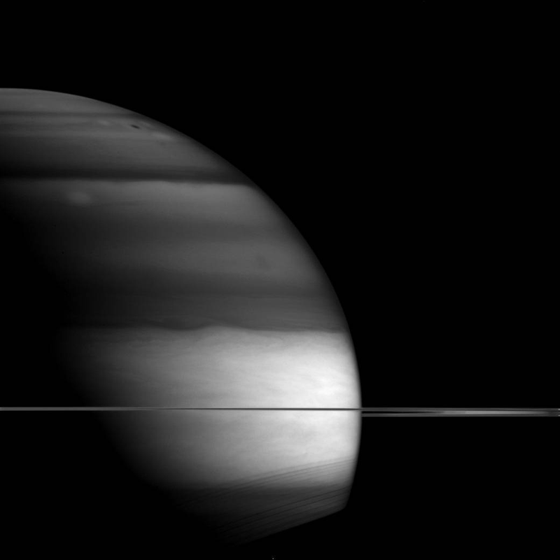 Illustration for article titled Saturn Looms Eerily in Infrared
